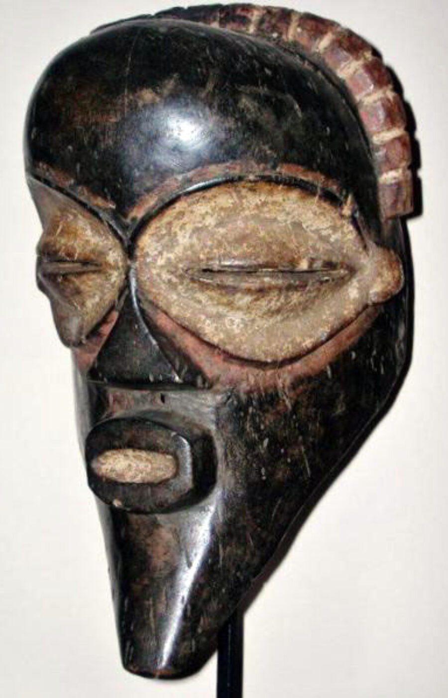 Masque facial anthropomorphe de danse  Peuple MBANGANI  RDC ex-Zaïre  Bois  Dimension 34,5 cm